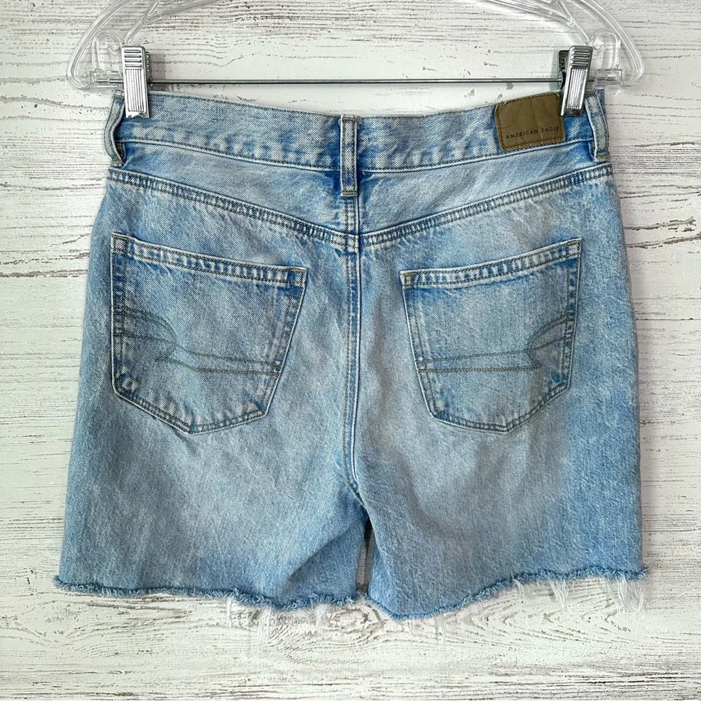 AMERICAN EAGLE Mom Jeans High Rise Cut Off Light Wash Denim Shorts 4